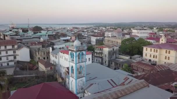 Låg Antenn Över Islamisk Moské Historiska Stone Town Zanzibar — Stockvideo