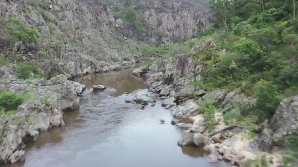Pistas Aéreas Bajas Aguas Arriba Río Escarpado Remoto Cañón Rocoso — Vídeo de stock