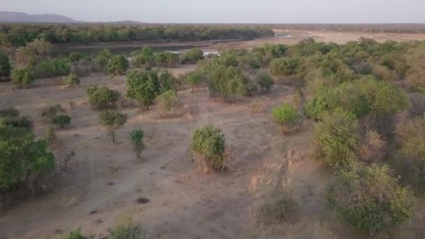 Antenn Smutsig Väg Leder Till Torr Säsong Flod Sand Afrikanska — Stockvideo