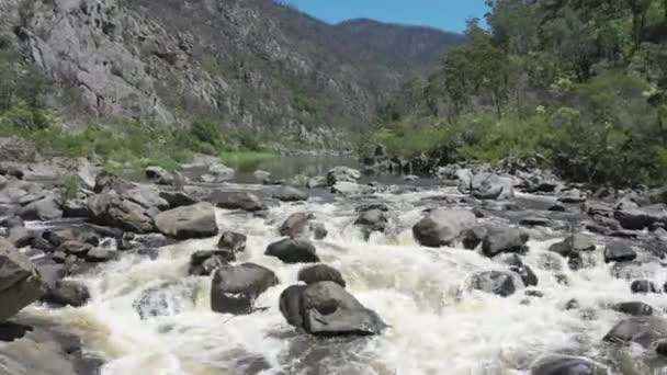 Lage Luchtvlucht Naar Boven Klasse Iii Rivier Snel Ruige Rots — Stockvideo