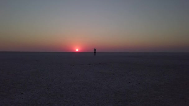 Niska Antena Lalki Człowieka Oglądającego Złoty Zachód Słońca Płaskiej Solance — Wideo stockowe