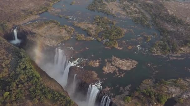 Regenboog Vormen Tijdens Roterende Antenne Van Unesco Beroemde Victoria Falls — Stockvideo