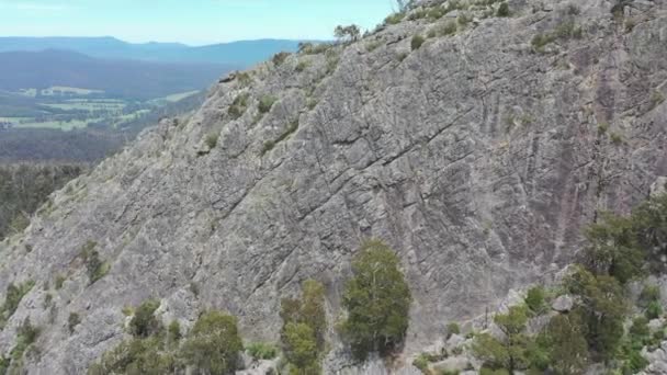 Воздушные Подходы Уникальной Скальной Породе Помогут Выявить Альпинистов Вершине — стоковое видео