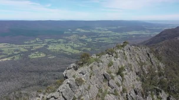 Spettacoli Aerei Orbitanti Sugarloaf Picco Con Buxton Nella Valle Molto — Video Stock