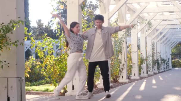 Doğu Asyalı Partner Dansçıları Sunny White Walkway Latin Hustle Yapıyorlar — Stok video