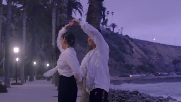 东亚舞伴舞伴舞伴在近岸海滨跳拉丁舞 — 图库视频影像