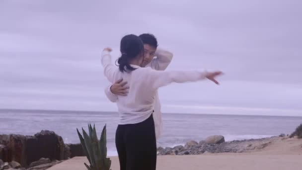 Leste Asiático Parceiro Dançarinos Dançando Latin Hustle Perto Praia Costa — Vídeo de Stock