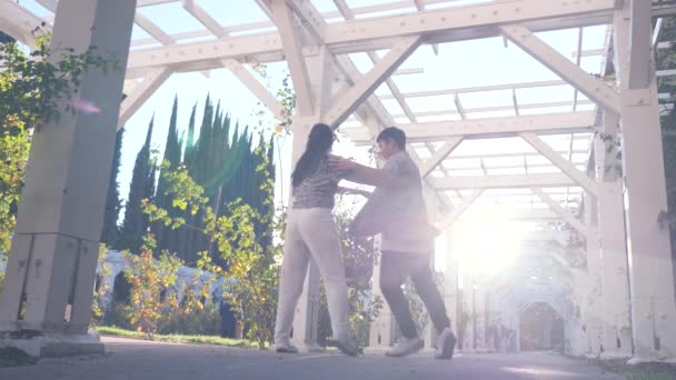 East Asian Partner Dancers Gjør Latin Hustle Sunny White Walkway – stockvideo