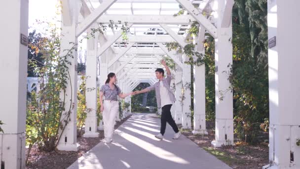 Leste Asiático Parceiro Dançarinos Fazendo Latina Hustle Sunny White Walkway — Vídeo de Stock