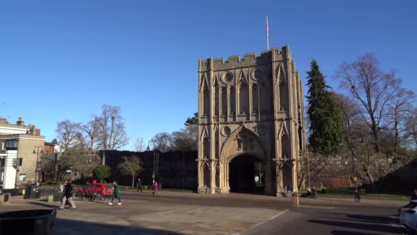 Portão Abadia Monumento Histórico Uma Entrada Para Jardins Abadia Bury — Vídeo de Stock