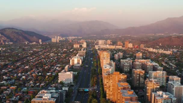 Vista Aérea Atardecer Avenida Presidente Kennedy Santiago Círculo Dolly — Vídeos de Stock