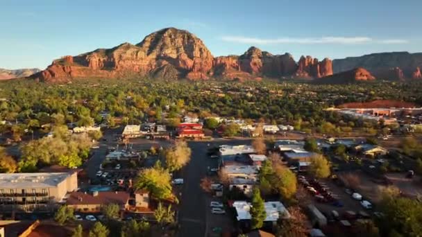 Aumento Drones Cinematográficos Montañas Casas Sedona Arizona — Vídeo de stock