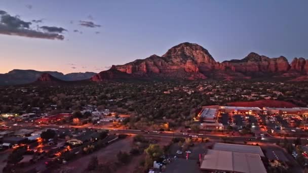 Sedona Arizona Nın Trafik Evlerle Donanımlı Alacakaranlık Görüntüsü — Stok video