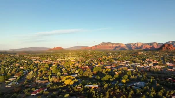 Fotografía Cinematográfica Drones Rotación Lenta Montañas Casas Sedona Arizona — Vídeo de stock