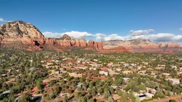 Rotación Drones Cinematográficos Montañas Casas Sedona Arizona — Vídeos de Stock
