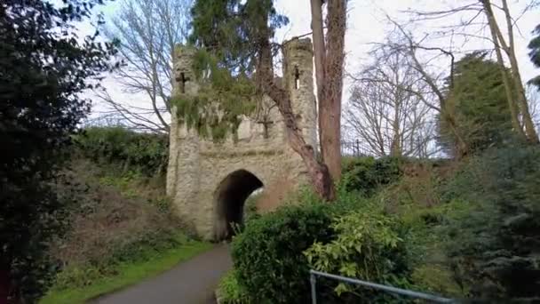 Berjalan Ditembak Arah Reigate Castle — Stok Video