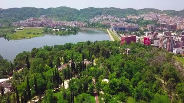 Voando Sobre Belo Lago Artificial Grand Park Tirana Albânia Com — Vídeo de Stock