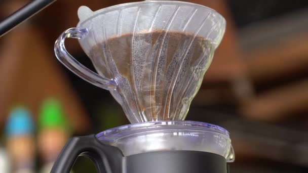 注入法でコーヒーを醸造の閉鎖 注入によるコーヒーの閉鎖 — ストック動画