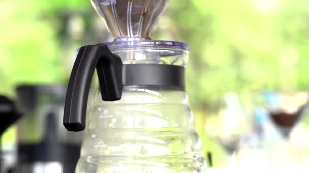 Beredning Kaffe Med Infusionsmetod Kaffe Droppar Långsamt Tiltning Skott Kaffebryggare — Stockvideo