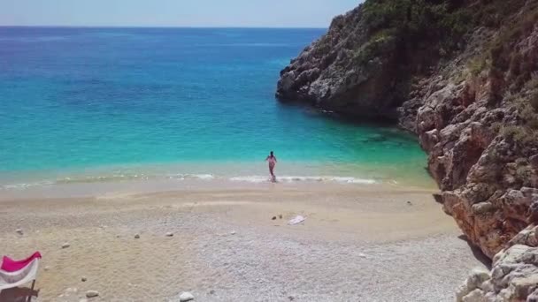 在欧洲阿尔巴尼亚南部爱奥尼亚海岸的圣安德烈亚斯湾 年轻女子潜入晶莹清澈的海水中 空中飞过去 — 图库视频影像