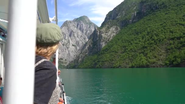 Jovem Turista Visitando Bordo Ferry Deslumbrante Lago Komani Norte Albânia — Vídeo de Stock