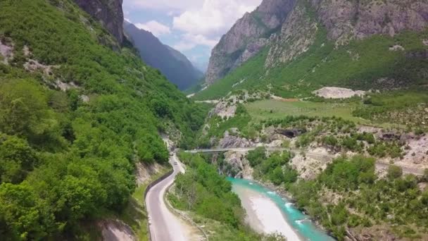 Bochtige Weg Langs Een Blauwe Rivier Prachtige Valbona Kukes Van — Stockvideo