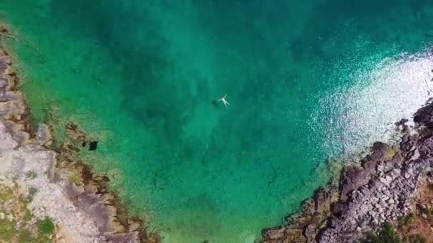 Osoba Vznášející Křišťálově Čistých Vodách Porto Palermo Albánské Riviéře Evropě — Stock video