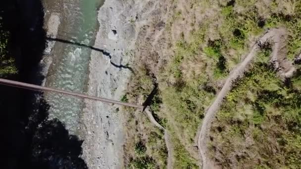 Top Naar Beneden Metalen Hangbrug Berg Rivier Kreek Leidt Tot — Stockvideo