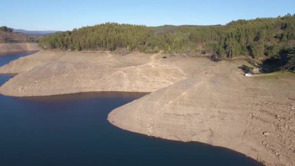 一个葡萄牙水坝的4K航景 在Barragem Cabril上空飞行 无人机向左旋转 揭示了大坝边缘和后方森林的情况 60Fps — 图库视频影像