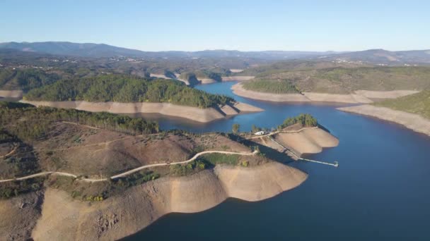 一个葡萄牙水坝的4K航景 在Barragem Cabril上空飞行 无人驾驶飞机朝着蓝天的方向飞去 发现了一个水槽中的不同水槽 60Fps — 图库视频影像