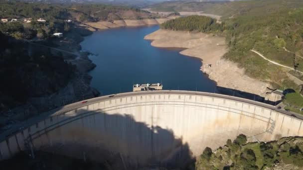 一个葡萄牙水坝的4K航景 在Barragem Cabril上空飞行 无人驾驶飞机向前移动 倾泻下来 露出大坝巨大的圆形混凝土墙 60Fps — 图库视频影像