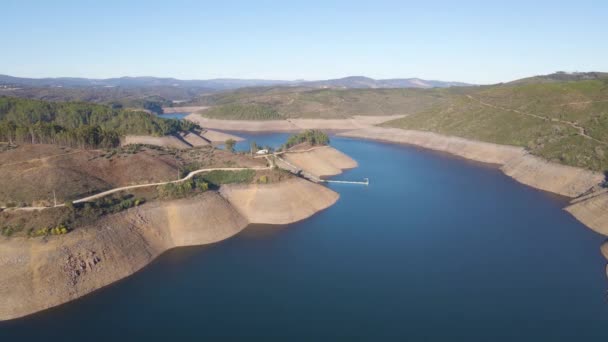 一个葡萄牙水坝的4K航景 在Barragem Cabril上空飞行 无人机向右旋转 显示背景上的河流蓝天 60Fps — 图库视频影像