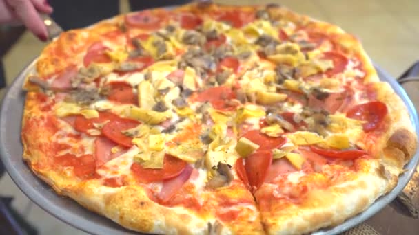 Беру Кусочек Пиццы Итальянском Ресторане Подача Пиццы Лопаткой Пиццерии — стоковое видео