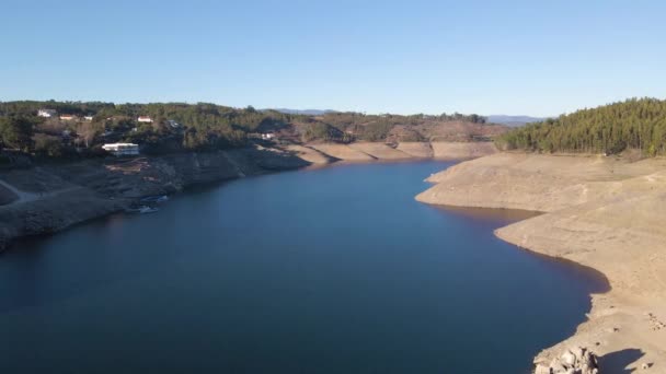 一个葡萄牙水坝的4K航景 在Barragem Cabril上空飞行 无人驾驶飞机向蓝天方向飞去 60Fps — 图库视频影像