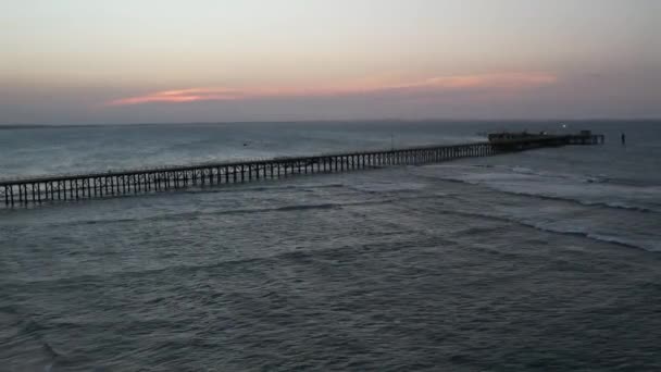 美丽的落日 有一座桥 夕阳西下 — 图库视频影像