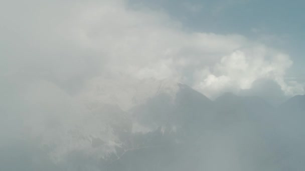 Flyg Genom Moln Som Avslöjar Det Episka Bergslandskapet Austriska Alperna — Stockvideo