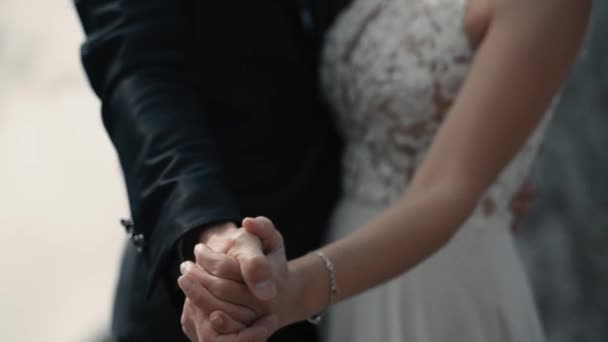 Menyasszony Vőlegény Kéz Fogja Gyengéd Tánc Közben Lassan Lassított Mozgás — Stock videók