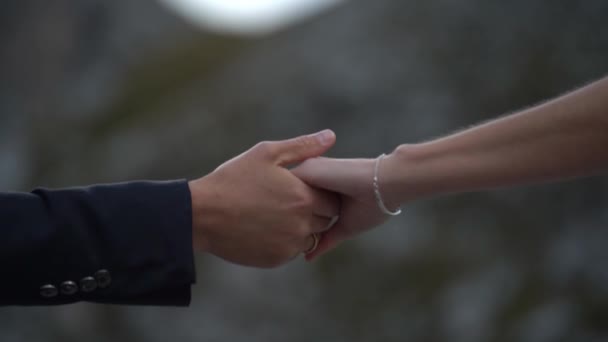 Мужская Женская Руки Протягиваются Друг Другу Нежно Медленно Уходя Снова — стоковое видео