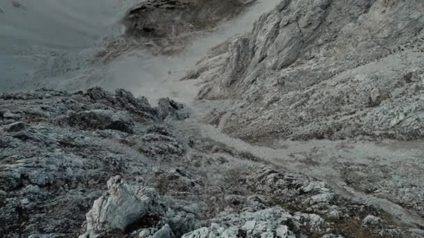 空中倾斜揭示了阿尔卑斯山壮观的全景 在山顶上有一对新婚夫妇 — 图库视频影像