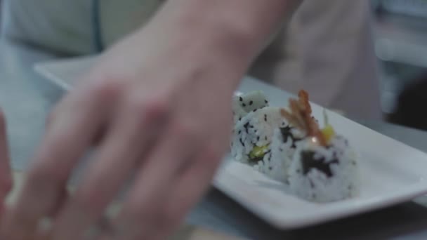 Chef Chapeamento Rolo Dinamite Sushi Camarão Frito Uma Placa Branca — Vídeo de Stock