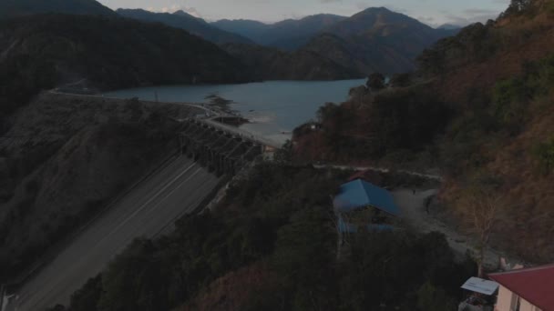 近くで何が起きているのでしょうか フィリピン ベンゲット島 ボコッド島 ルソン島周辺の木々や山に囲まれた貯水池の湖を明らかにしたアンブクラオ水力発電ダム左パンニング航空 — ストック動画