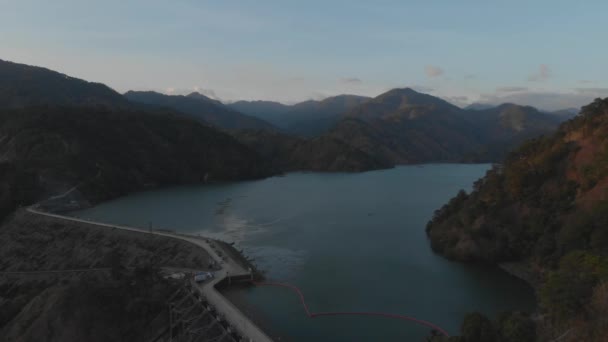 Reserva Agua Región Montañosa Presa Hidroeléctrica Ambuklao Revelando Lago Rodeado — Vídeos de Stock