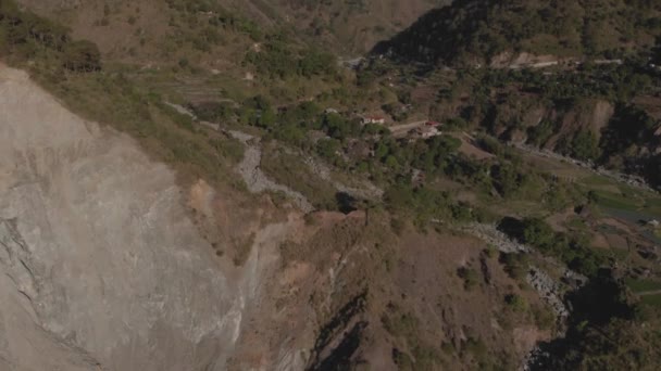Pueblo Una Remota Región Montañosa Valle Rodeado Árboles Río Roca — Vídeos de Stock