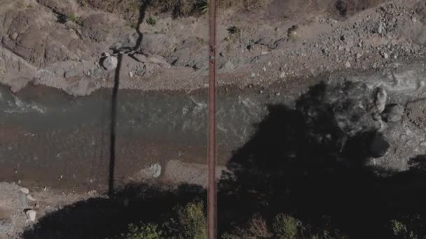 Deux Personnes Marchant Sur Pont Suspendu Fil Métallique Enjambant Une — Video