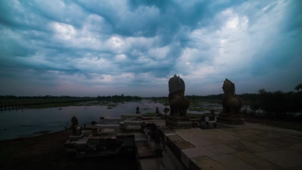 Humoristiska Stormmoln Över Banteay Chhmar Baray Tidigt Morgonen Time Lapse — Stockvideo