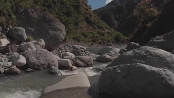 Rocky River Winding Mountains Canyon Valley Water Flowing Approaching Grey — Stock Video