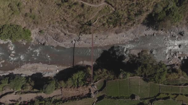Μεταλλική Συρμάτινη Κρεμαστή Γέφυρα Που Εκτείνεται Κατά Μήκος Ενός Βραχώδους — Αρχείο Βίντεο