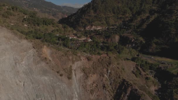 Aldeia Beira Penhasco Uma Região Montanhosa Vale Cercado Por Árvores — Vídeo de Stock