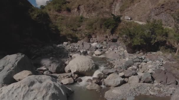 계곡을 굽이쳐 흐르는 산속을 흐르는 아름다운 바위투성이의 나무들 흩어져 하늘을 — 비디오
