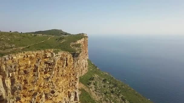 Montanhas Deslumbrantes Falésias Elevando Sobre Oceano Azul Sul França Órbita — Vídeo de Stock